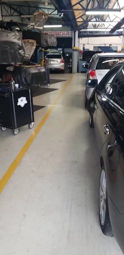 Veículos e equipamentos na área de manutenção da Licciotti
